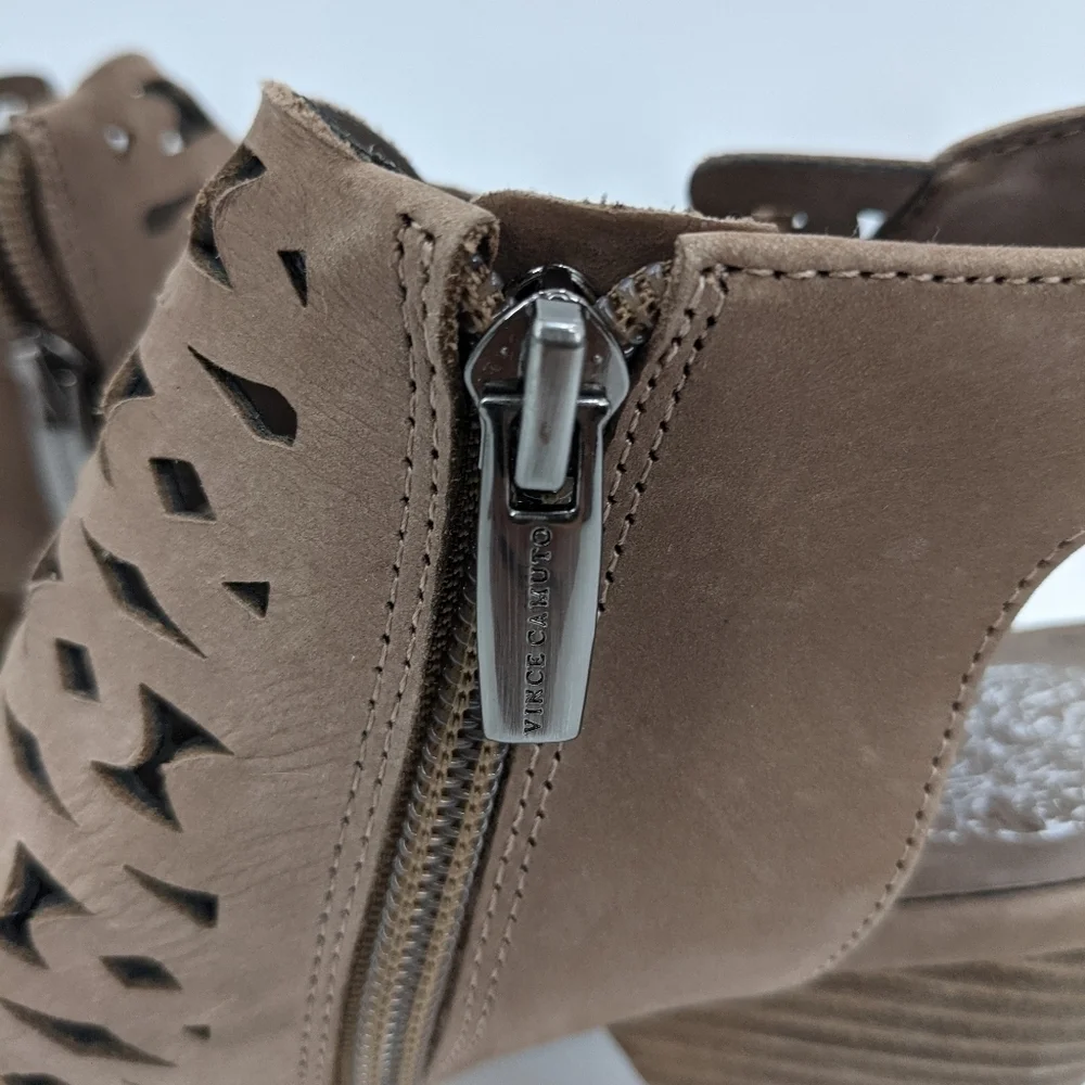 NWT VINCE CAMUTO Emberla Sandals